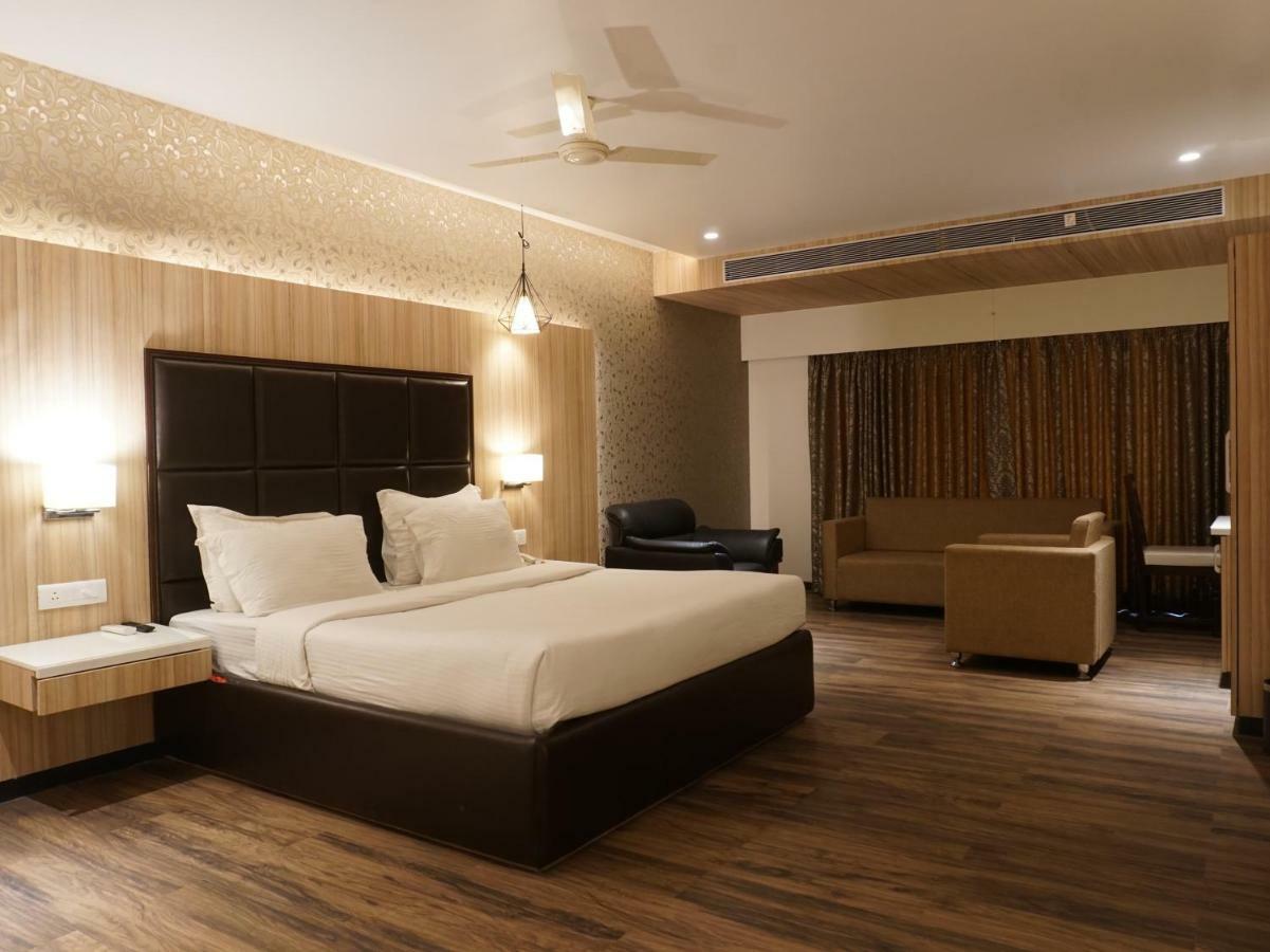 Palette Four Seasons Recreation Resort Jalgaon Exteriör bild