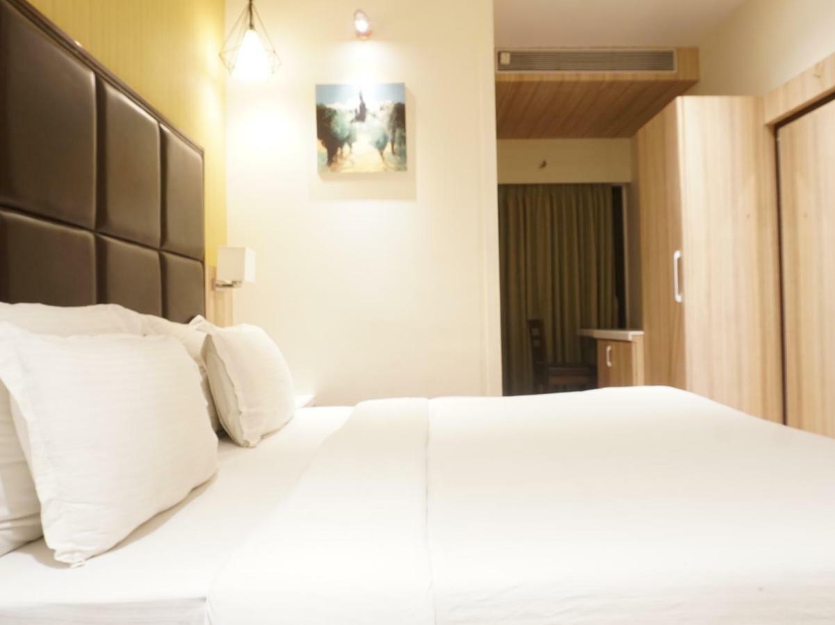 Palette Four Seasons Recreation Resort Jalgaon Exteriör bild