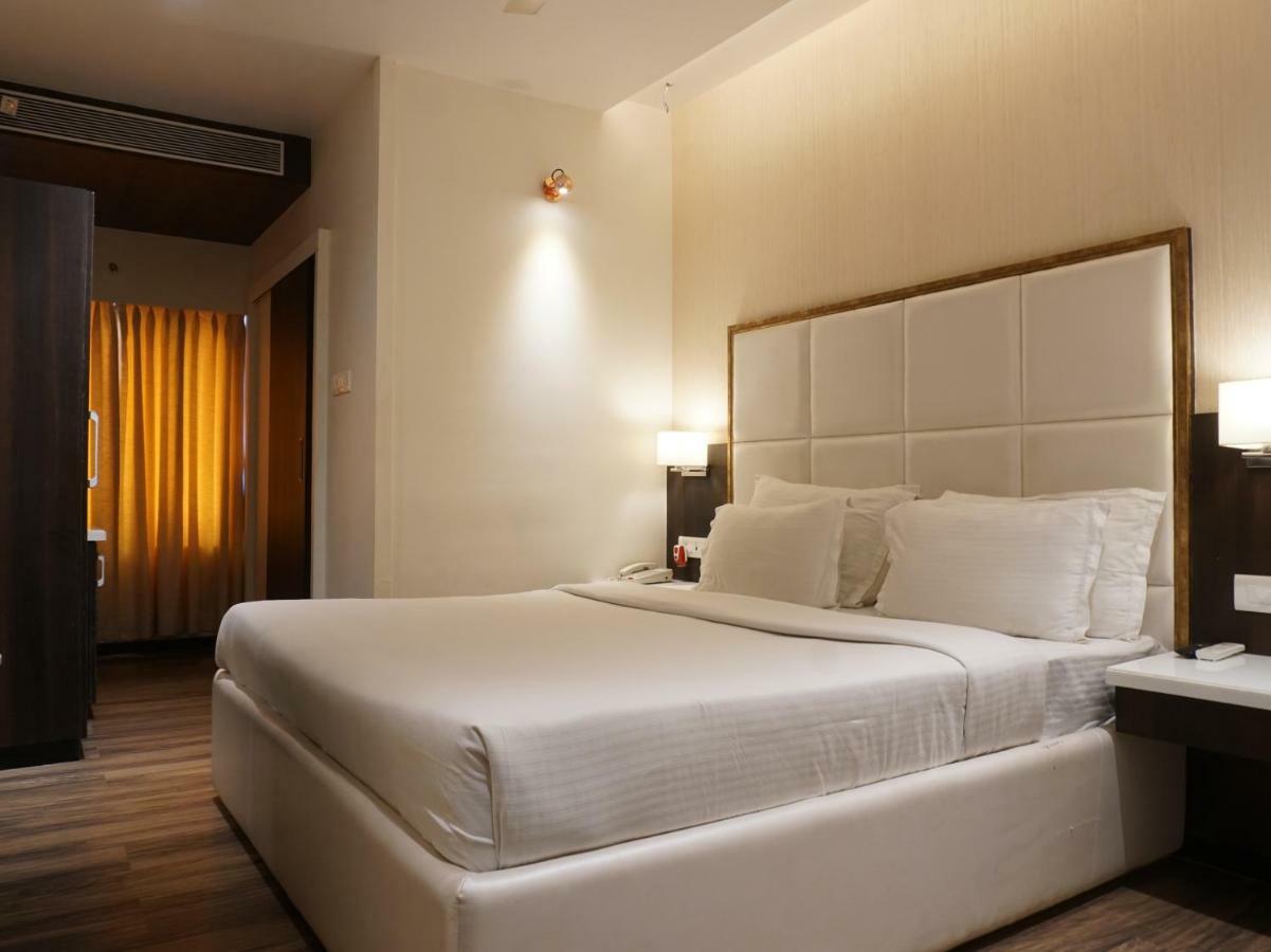 Palette Four Seasons Recreation Resort Jalgaon Exteriör bild