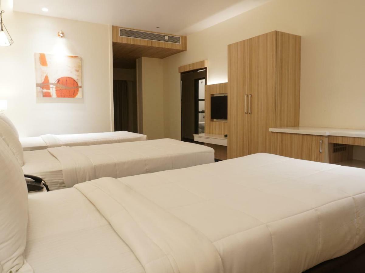 Palette Four Seasons Recreation Resort Jalgaon Exteriör bild