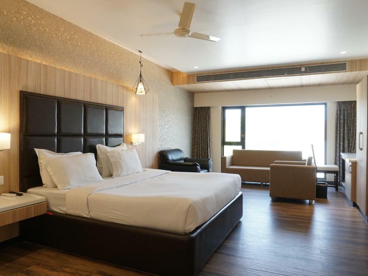 Palette Four Seasons Recreation Resort Jalgaon Exteriör bild