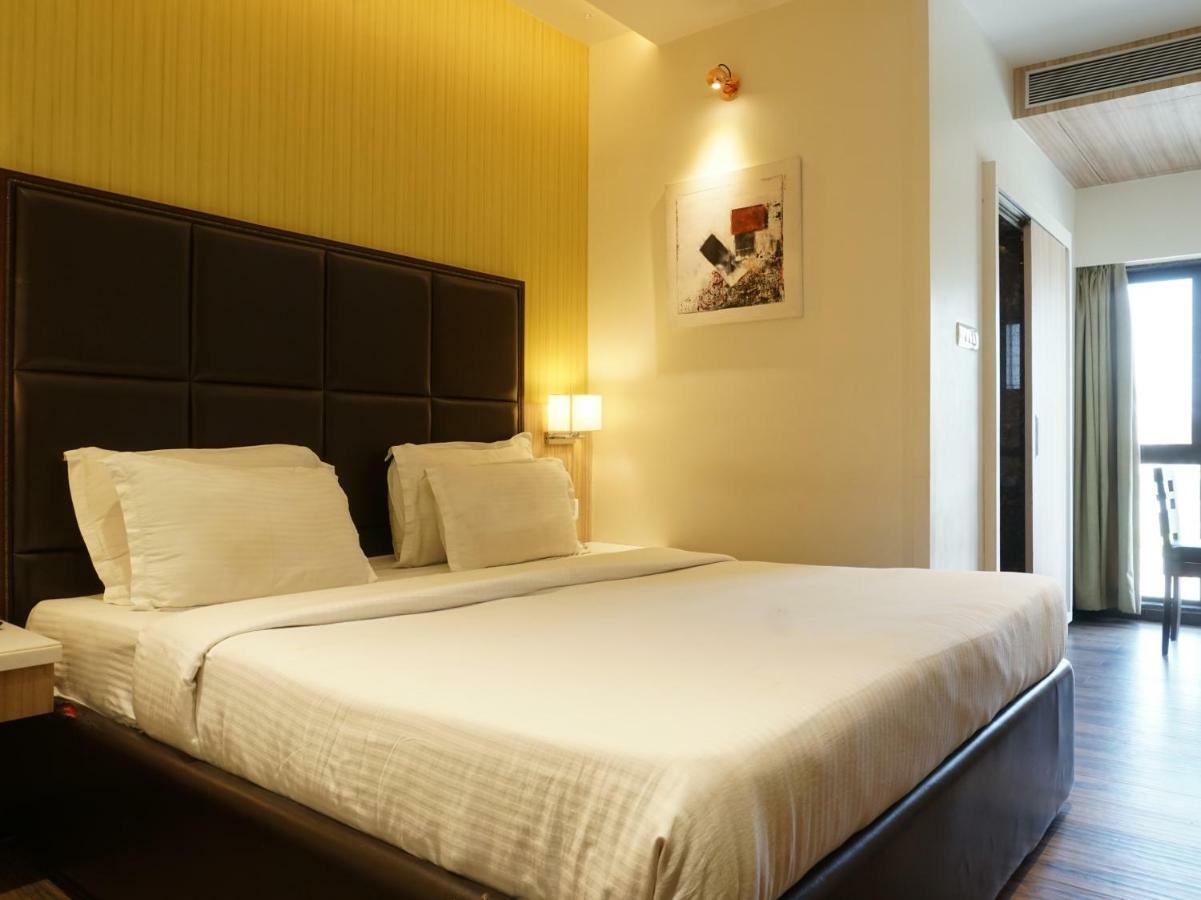 Palette Four Seasons Recreation Resort Jalgaon Exteriör bild