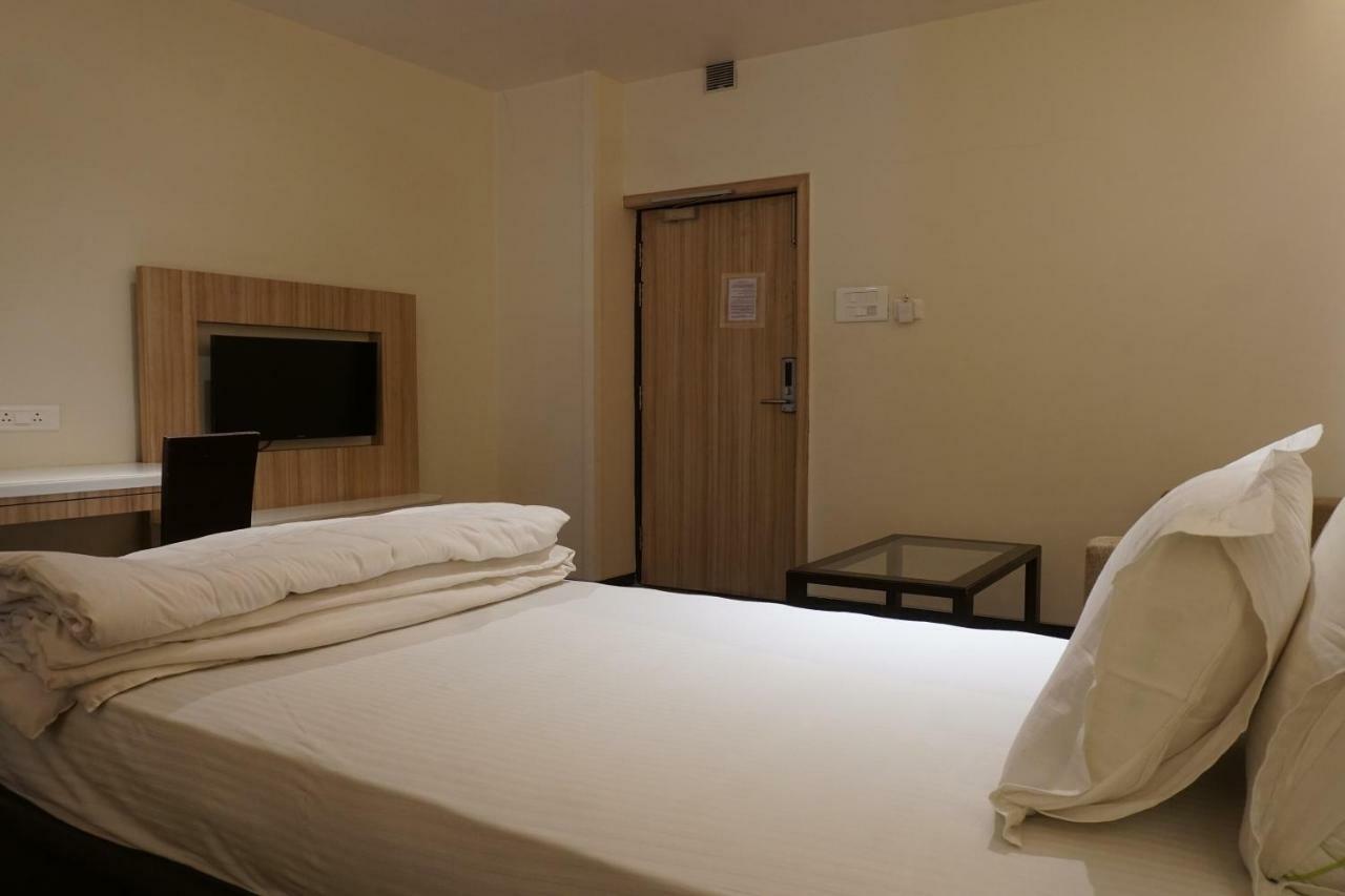 Palette Four Seasons Recreation Resort Jalgaon Exteriör bild