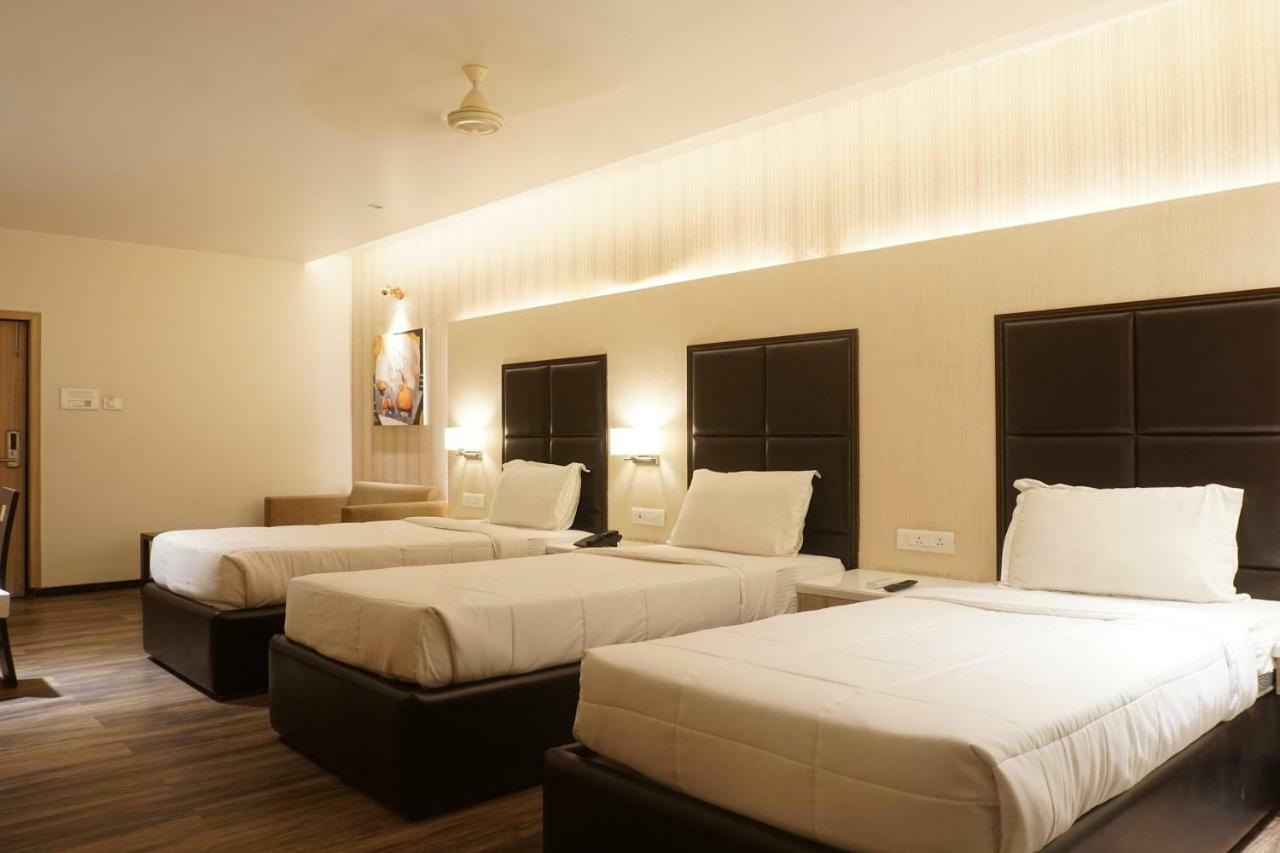 Palette Four Seasons Recreation Resort Jalgaon Exteriör bild