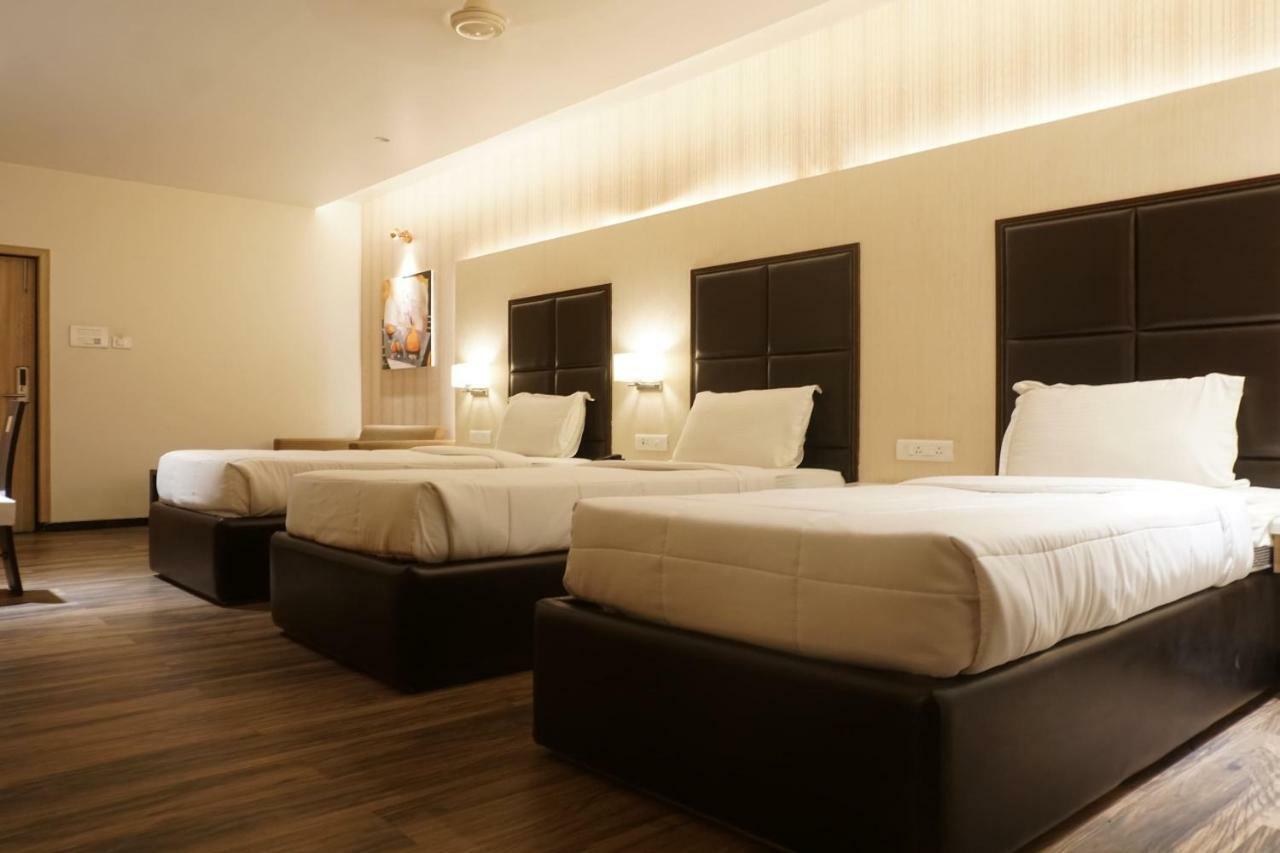 Palette Four Seasons Recreation Resort Jalgaon Exteriör bild